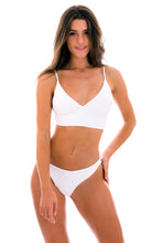 Charger l'image dans la galerie, Model Front: Rio De Sol Haut Top Cotele-Branco Tri-Tank