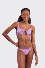 Charger l'image dans la galerie, Model Front: Rio De Sol Haut Top Trail-Purple Tank-Tie
