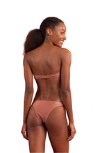 Charger l'image dans la galerie, Model Back: Rio De Sol Bas Bottom Shimmer-Copper Essential
