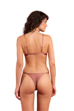 Charger l'image dans la galerie, Model Back: Rio De Sol Bas Bottom Shimmer-Copper California
