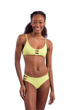 Charger l'image dans la galerie, Model Front: Rio De Sol Haut Top Bora-Citrus Bra-Trio
