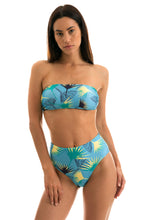 Charger l'image dans la galerie, Model Front: Rio De Sol Haut Top Flower Geometric Reto
