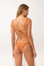 Charger l'image dans la galerie, Model Back: Rio De Sol Bas Bottom Shimmer-Nocciola Lacinho
