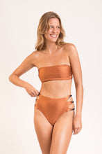 Charger l&#39;image dans la galerie, Model Front: Rio De Sol Bas Bottom Nocciola High-Waist-Spin
