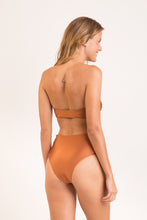 Charger l&#39;image dans la galerie, Model Back: Rio De Sol Bas Bottom Nocciola High-Waist-Spin
