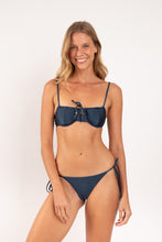 Charger l&#39;image dans la galerie, Model Front: Rio De Sol Bas Bottom Shimmer-Shark Cheeky-Tie-Gold

