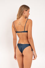 Charger l&#39;image dans la galerie, Model Back: Rio De Sol Bas Bottom Shimmer-Shark Cheeky-Tie-Gold

