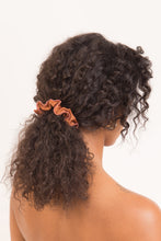Charger l&#39;image dans la galerie, Model Front: Rio De Sol Chouchou Nocciola Scrunchie
