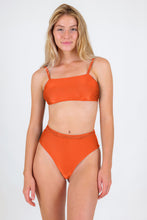 Charger l&#39;image dans la galerie, Model Front: Rio De Sol Ensemble Set Paprica Bandeau-Reto Hotpants
