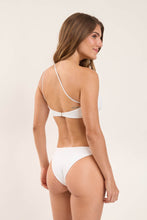 Charger l&#39;image dans la galerie, Model Back: Rio De Sol Ensemble Set Sand-White Kora Leblon
