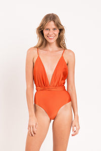 Model Front: Rio De Sol Une Pièce Shimmer-Paprica New Vegas