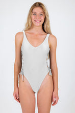 Charger l&#39;image dans la galerie, Model Front: Rio De Sol Une Pièce Shimmer-White Zoe
