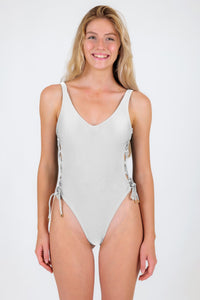 Model Front: Rio De Sol Une Pièce Shimmer-White Zoe