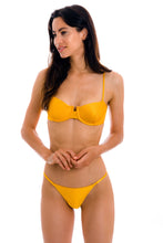 Charger l&#39;image dans la galerie, Model Front: Rio De Sol Haut Top Eden-Pequi Balconet
